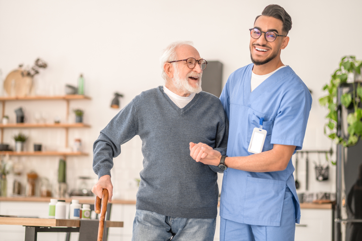 Krankenpfleger hilft einem Senior